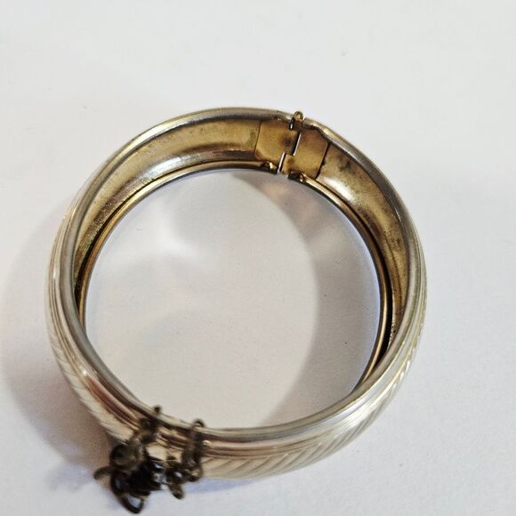 Vintage Gold Tone Textured Hinged Clamp Chunky Bangle Bracelet With Safety Chain - Picture 5 of 9